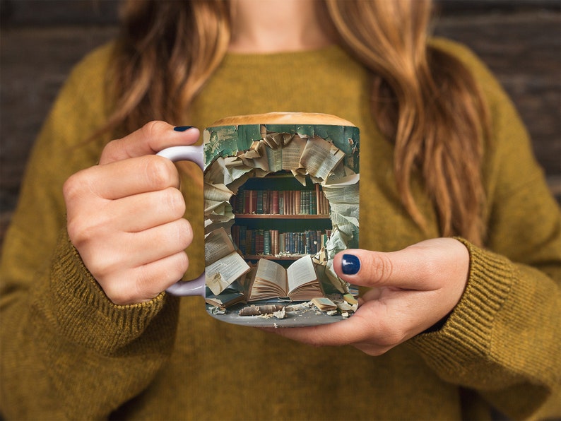 K&ouml;nnte beinhalten: Eine wei&szlig;e Keramiktasse mit einem Design eines B&uuml;cherregals, das &uuml;berquillt mit B&uuml;chern. Die B&uuml;cher sind chaotisch angeordnet und erzeugen so den Eindruck einer literarischen Explosion. Die Tasse wird von den H&auml;nden einer Person gehalten.