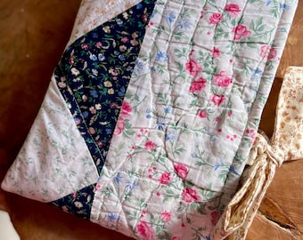 Vintage gesteppte Bibelhülle mit Blumenmuster, Upcycled Buchhülle