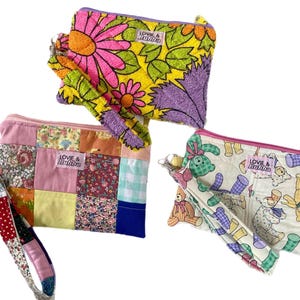 Bolsa com zíper e alça de pulso