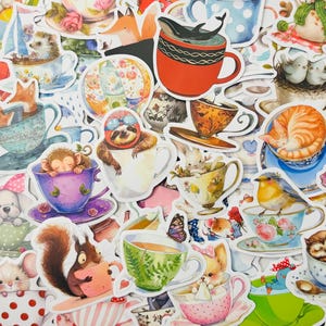 Puede incluir: Una colección de pegatinas caprichosas con animales y objetos en tazas de té. Las pegatinas incluyen un perezoso, un mono, una ardilla y otros animales. Las tazas de té están decoradas con motivos florales y varios colores, creando una estética encantadora y juguetona.