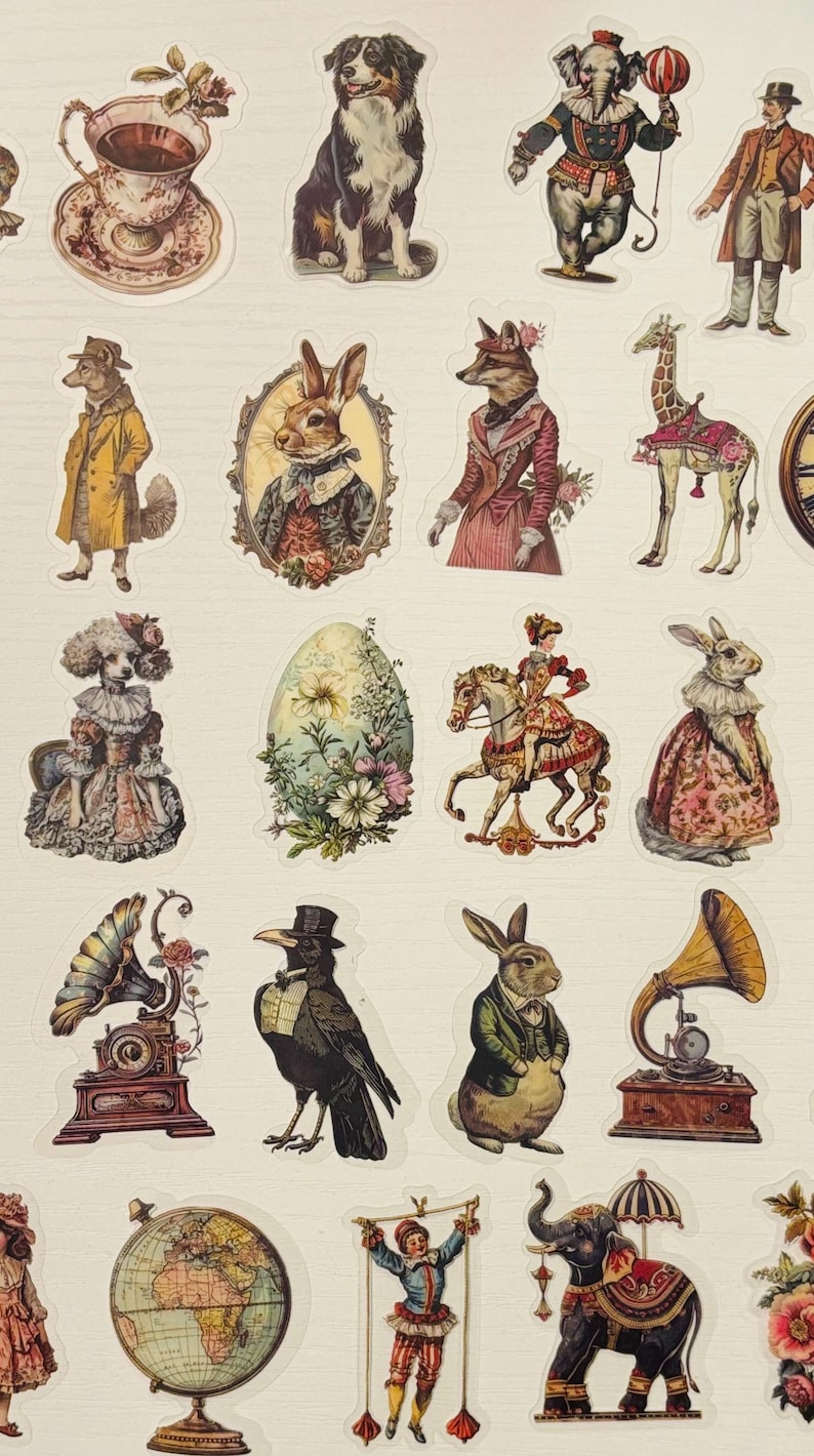 Pu&ograve; includere: Una collezione di adesivi in stile vintage con vari animali e oggetti antropomorfi. Gli adesivi includono un cane, un coniglio, una volpe e un elefante, vestiti con abiti vittoriani, insieme a una tazza da t&egrave;, un grammofono e un mappamondo.