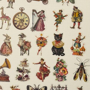 Pu&ograve; includere: Una collezione di adesivi in stile vintage con varie illustrazioni. Gli adesivi includono immagini di un uomo in abito, un'auto d'epoca, un orologio da tasca, una donna che suona l'arpa, un gatto nero, farfalle e ballerine. La tavolozza dei colori &egrave; principalmente composta da toni tenui.