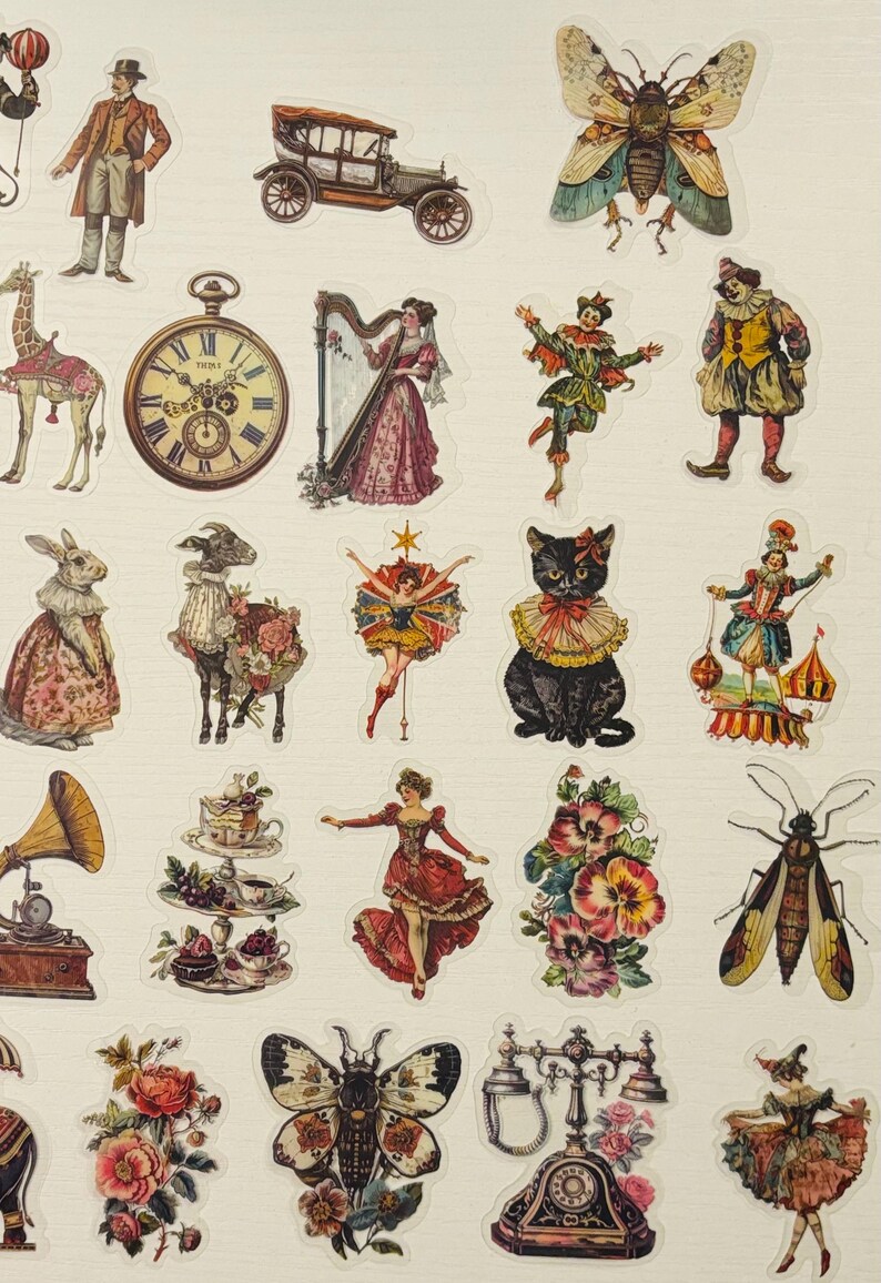 Pu&ograve; includere: Una collezione di adesivi in stile vintage con varie illustrazioni. Gli adesivi includono immagini di un uomo in abito, un'auto d'epoca, un orologio da tasca, una donna che suona l'arpa, un gatto nero, farfalle e ballerine. La tavolozza dei colori &egrave; principalmente composta da toni tenui.