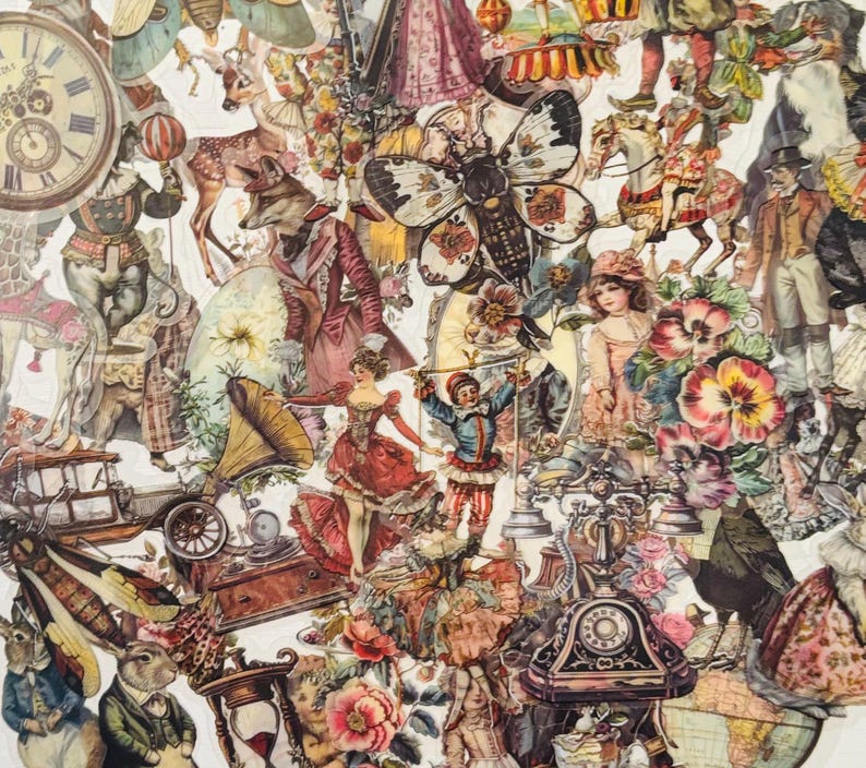 Pu&ograve; includere: Un collage di illustrazioni in stile vintage con un orologio, una farfalla, un cervo e figure in abiti d'epoca. L'opera d'arte incorpora elementi floreali e un grammofono, con una tavolozza di colori caldi.