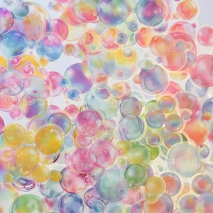 Può includere: Una collezione di adesivi a bolle colorate e traslucide di varie dimensioni. Le bolle presentano un effetto acquerello con sfumature di rosa, blu, giallo, verde e viola. Gli adesivi sono disposti in un motivo a strati, creando un design giocoso.