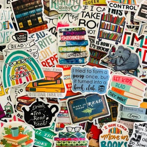 Op de afbeelding: Een verzameling diverse vinylstickers met illustraties in boekthema, kleurrijke stapels boeken en motiverende teksten zoals Readers are leaders, I tried to form a gang once but it turned into a book club en Treat your shelves.