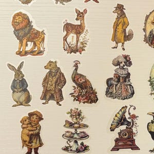 Pu&ograve; includere: Una collezione di adesivi in stile vintage con varie illustrazioni. Gli adesivi includono immagini di animali vestiti, un clown, una tazza da t&egrave;, un grammofono, un mappamondo e bambini. La tavolozza dei colori &egrave; principalmente composta da pastelli tenui e toni della terra.