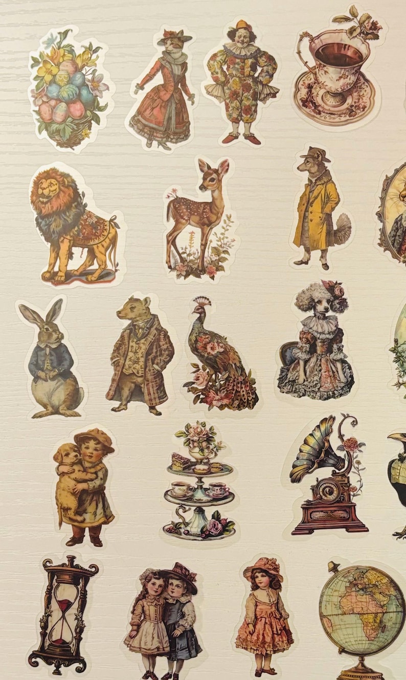Pu&ograve; includere: Una collezione di adesivi in stile vintage con varie illustrazioni. Gli adesivi includono immagini di animali vestiti, un clown, una tazza da t&egrave;, un grammofono, un mappamondo e bambini. La tavolozza dei colori &egrave; principalmente composta da pastelli tenui e toni della terra.