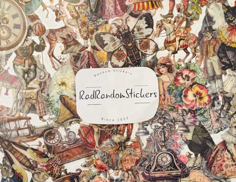 Pu&ograve; includere: Un collage di adesivi in stile vintage con varie illustrazioni. Gli adesivi presentano un orologio, un cervo, una volpe, una farfalla, un cavallo, una ragazza, fiori e un telefono. Gli adesivi sono disposti su uno sfondo bianco con il testo "RadRandomStickers Since 2022".