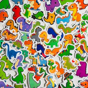 Paquete de 20 o 50 pequeñas pegatinas de dinosaurios para planificadores, diarios, decoraciones, recompensas, suministros para fiestas, regalos y mucho más.