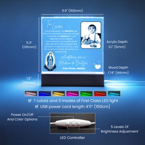 May include: A personalized LED night light with a blue acrylic panel and a wooden base. The panel features a photo and text in Spanish. The light measures 5.9 inches (150mm) wide and 5.3 inches (135mm) tall.