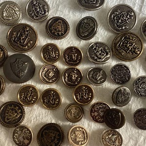 Bouclier à crête 22 boutons en métal : style militaire, lion rampant, épées, nautique, tous les dos de tige