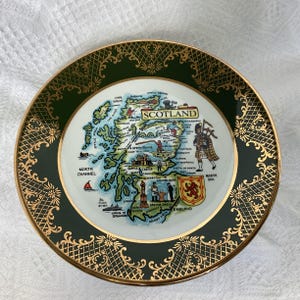 Assiette d'Écosse par Weatherby of Hanley, Angleterre, Royal Falcon Ironstone, 6,5" vintage 1980, carte souvenir, joueur de cornemuse, beaucoup de garnitures dorées