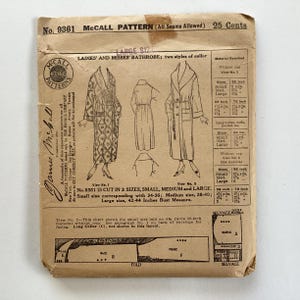 Peut inclure: Un patron de couture vintage McCall's pour une robe de chambre. Le patron est disponible en tailles petite, moyenne et grande. Le patron est pour une robe de chambre avec deux styles de col différents. Le patron date des années 1930 et est imprimé sur du papier beige avec du texte noir. Le patron coûte 25 cents.