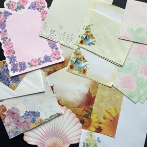 Mélange de papiers à lettres pour papeterie, principalement vintage, quelques enveloppes, jamais utilisées, fleurs, cartes de correspondance vierges, lettres