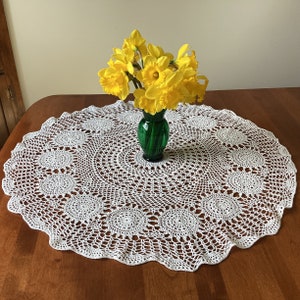 32” crocheted round white tablecloth Doily, vintage early 2000s
