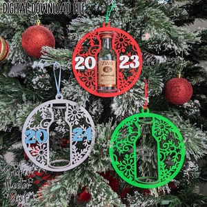 OVNMFH Christmas Funny Mini Bottle Holder, Mini Liquor Bottle Christmas  Caddy, Funny 4 Bottle Alcohol Holder, Gifts for Him or Her Gift (Drink Some