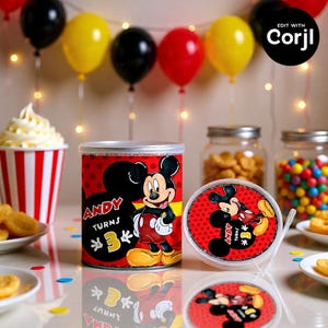 以下が含まれることがあります： 「ANDY TURNS 3」の文字が入った、赤と黒のミッキーマウスをテーマにしたパーティーの記念品容器。容器は円筒形で、銀色の蓋が付いています。お揃いの蓋も確認できます。背景には黄色、赤、黒の風船があります。
