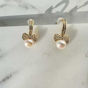 Elegantes pendientes de perlas de agua dulce con forma de lazo / Bañados en oro de 14k / Joyería atemporal con piedras preciosas para un toque de sofisticación diaria / Regalo perfecto para mujer