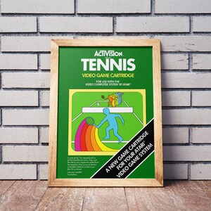 Peut inclure: Une boîte de cartouche de jeu vidéo Atari verte et jaune avec le texte "ACTIVISION. TENNIS VIDEO GAME CARTRIDGE FOR USE WITH THE VIDEO COMPUTER SYSTEM BY ATARI" et un graphique d'un joueur de tennis sur un court.