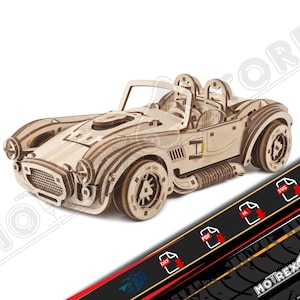 Puede incluir: Maqueta de madera de un coche deportivo clásico, de color marrón claro. El coche tiene un diseño descapotable, componentes del motor visibles y ruedas detalladas. Este kit de bricolaje es ideal para aficionados y coleccionistas.