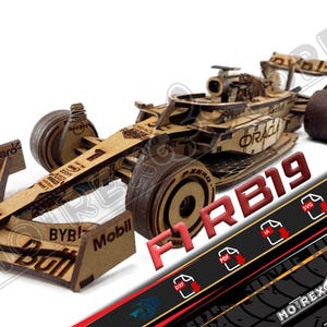 Puede incluir: Maqueta de madera de un coche de carreras de Fórmula 1, con una construcción detallada cortada con láser. El coche tiene logotipos de patrocinadores, incluyendo "Oracle" y "Mobil", y el número "1". El modelo está etiquetado como "F1 RB19".