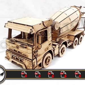 Puede incluir: Un kit de modelo de madera de un camión mezclador de concreto. El camión está hecho de madera cortada con láser y está listo para ensamblarse. El modelo es detallado e incluye un tambor mezclador que funciona. El kit viene con instrucciones y todas las piezas necesarias.