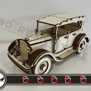 Könnte beinhalten: Ein Holzmodellbausatz eines Oldtimers. Das Auto ist weiß mit braunen Akzenten und hat einen detaillierten Innenraum. Das Modell ist unmontiert und wird mit einer Anleitung geliefert.