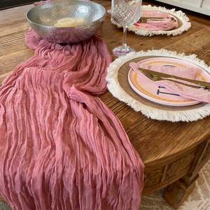 Caminos de mesa de gasa Majenta hechos a mano - Caminos de mesa de gasa - Caminos de mesa para bodas - Caminos de mesa rústicos - Decoración de boda bohemia