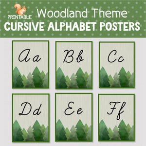 Puede incluir: Carteles del alfabeto cursivo con temática de bosque. Cada cartel presenta una letra en cursiva negra, con una escena de bosque en acuarela en la parte inferior. Los carteles tienen un fondo claro de vetas de madera y un borde verde. El banner superior dice "Woodland Theme Cursive Alphabet Posters".