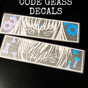 Può includere: Due decalcomanie rettangolari con occhi e capelli di personaggi in stile anime. Le decalcomanie hanno uno sfondo grigio con un motivo a griglia e accenti blu e viola. Il testo "CODE GEASS DECALS" è in alto.