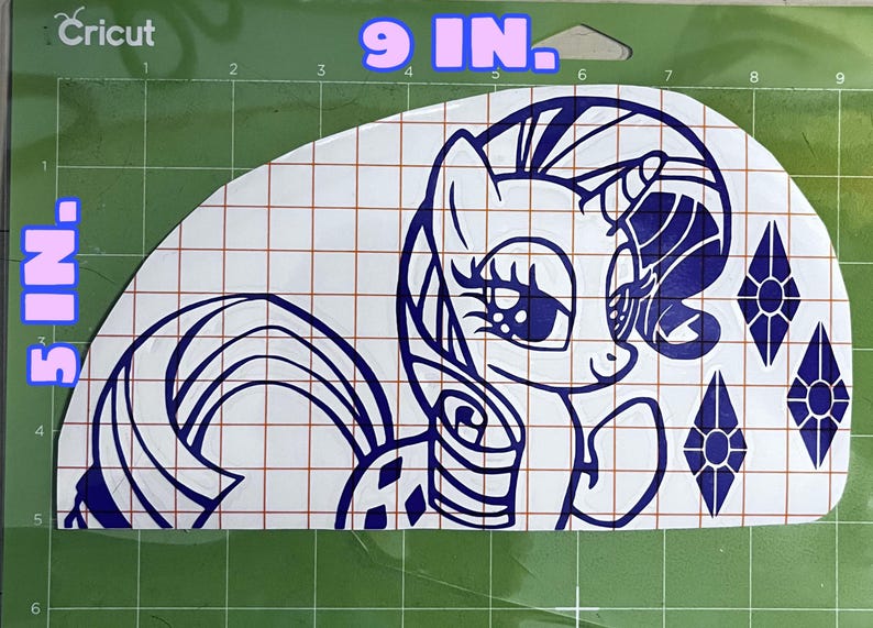 Pu&ograve; includere: Un adesivo in vinile blu e bianco di un pony dei cartoni animati con un simbolo di diamante. L'adesivo misura 23 cm di larghezza e 13 cm di altezza.