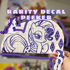 Pu&ograve; includere: Un foglio di decalcomanie Rarity My Little Pony viola e bianco. Il foglio presenta un'immagine a figura intera di Rarity con un rocchetto di filo e un motivo a diamante. Il foglio include anche tre motivi a diamante pi&ugrave; piccoli.