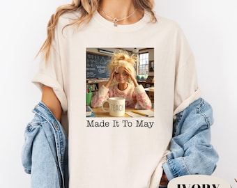 Camiseta Comfort Colors® Made It To May para profesores / Camiseta divertida para profesores agotados / Camiseta con estampado de pelo despeinado / Fin del curso escolar / Camiseta con diseño de muñeco meme