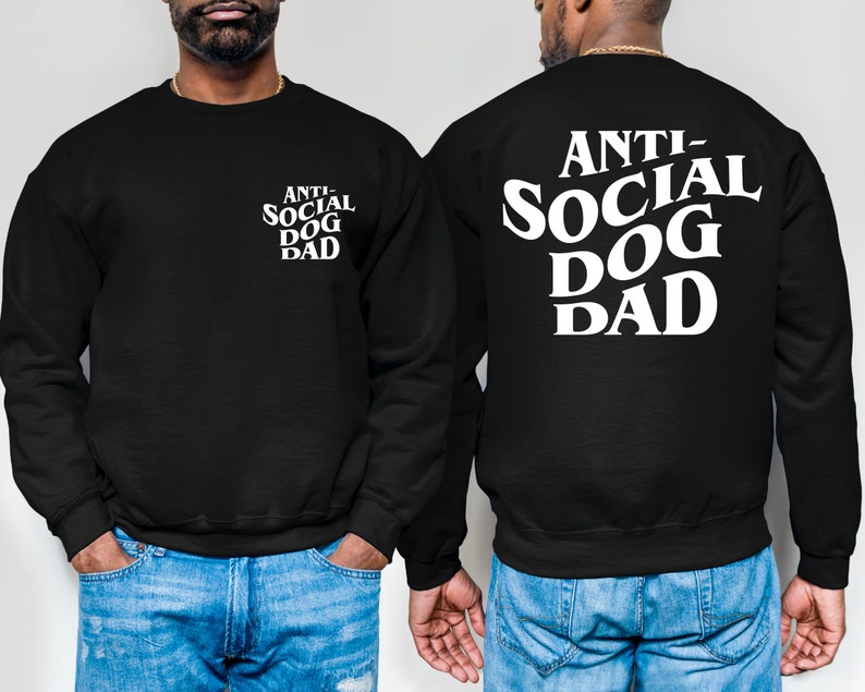 Pu&ograve; includere: Felpa nera con testo bianco che recita "Anti-Social Dog Dad" sul retro e "Anti-Social Dog Dad" impilato verticalmente sul davanti.