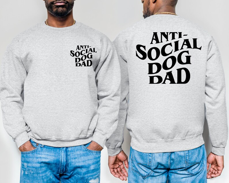 Pu&ograve; includere: Una felpa grigia con il testo "ANTI-SOCIAL DOG DAD" stampato in nero sul retro. Lo stesso testo &egrave; stampato in un formato pi&ugrave; piccolo sul davanti della felpa.