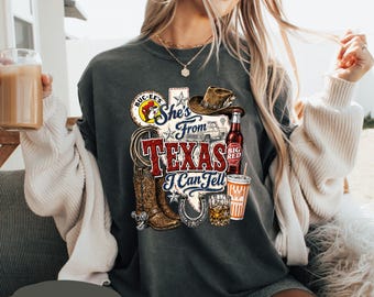 Camiseta Comfort Colors® "She's From Texas I Can Tell" / Camiseta para nativa de Texas / Camiseta vaquera con encanto sureño / Camiseta gráfica para chica del oeste de Texas