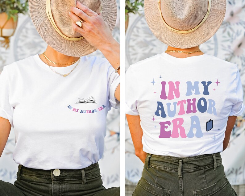 Puede incluir: Camiseta blanca con un gr&aacute;fico de un libro y el texto "In My Author Era" en la parte delantera y el texto "In My Author Era" con un gr&aacute;fico de libro en la parte posterior.