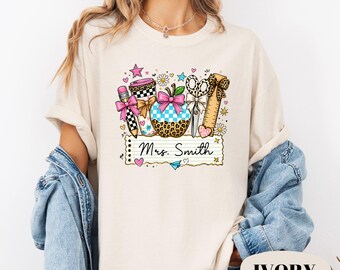 Camiseta personalizada para profesores Comfort Colors® / Material escolar con nombre personalizado / Camiseta de aula con estampado de leopardo y manzanas / Regalo adorable para educadores para la vuelta al cole
