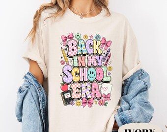 Camiseta Comfort Colors® "De vuelta a la escuela" | Camiseta de profesora con efecto desgastado | Estampado de útiles escolares coloridos | Regalo de regreso a clases