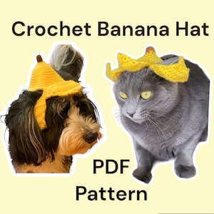 Może przedstawiać: Wzór na czapkę bananową na szydełku dla zwierząt domowych. Wzór zawiera instrukcje dotyczące robienia żółtej czapki bananowej z zielonym ogonkiem. Wzór jest pokazany na psie i kocie noszących czapkę.