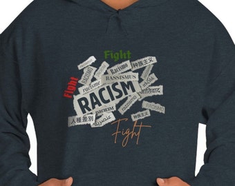 Puede incluir: Una sudadera con capucha azul oscuro con un estampado gráfico de la palabra "RACISMO" rodeada de la palabra "Lucha" en diferentes idiomas. El gráfico está hecho para parecerse a trozos de papel rasgados.