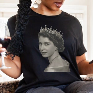 Unisex Jersey  Queen Elizabeth II Tee, British Royal Shirt, Majesty T-shirt,  Platinum Jubilee Top, England Queen Shirt