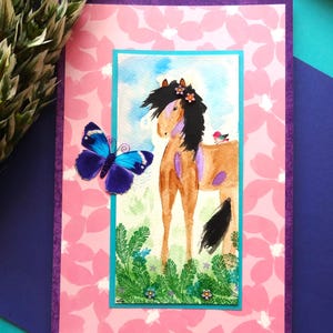 Acquerello originale di un cavallo in cornice di carta rosa. Opera d'arte a forma di cavallo fatta a mano. Regalo di compleanno per bambina. Decorazione a forma di cavallo per la camera da letto. Decorazione murale a forma di cavallo per la cameretta dei bambini.