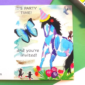 Faire-part d'anniversaire de cheval. Invitation lunatique de fête d'anniversaire de cheval. Carte d'invitation sur le thème du cheval. Invitations de fête d'anniversaire de cheval d'enfants.