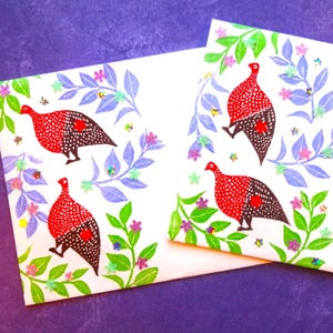 Puede incluir: Un juego de tres tazas de cerámica con un acabado moteado y mate. Las tazas son de color crema, gris claro y gris oscuro. Cada taza tiene un diseño simple y minimalista, ideal para café o té.