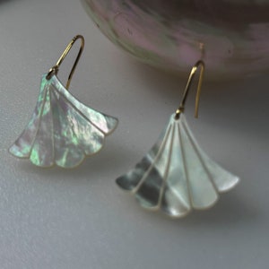 Mother of Pearl Earrings, Wedding Earrings Bridesmaid, Sea Shell Fan Earrings, White Mermaid MOP Earrings, Art Deco Bridal Earring
