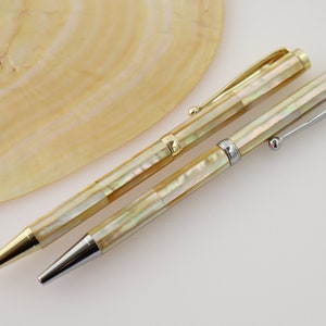 Penna a sfera in madreperla Shell, Penna roller Seashell, Penna naturale fatta a mano, Penna conchiglia con labbro dorato Lndonesia