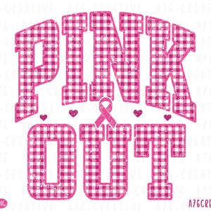 Op de afbeelding: Een grafisch ontwerp met de tekst PINK OUT in een vet, blokkerig lettertype met een roze en wit vichy-patroon. De letters hebben een verweerde, versleten textuur. Een klein roze bewustzijnslintje bevindt zich tussen de woorden.