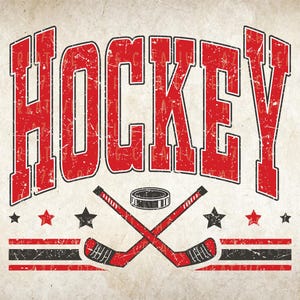 K&ouml;nnte beinhalten: Vintage-Grafik mit dem Wort "HOCKEY" in gro&szlig;en, abgenutzten roten Buchstaben. Darunter gekreuzte Hockeyschl&auml;ger und ein Puck, sowie rote und schwarze Sterne und Streifen. Der Hintergrund hat ein strukturiertes, gealtertes Aussehen.